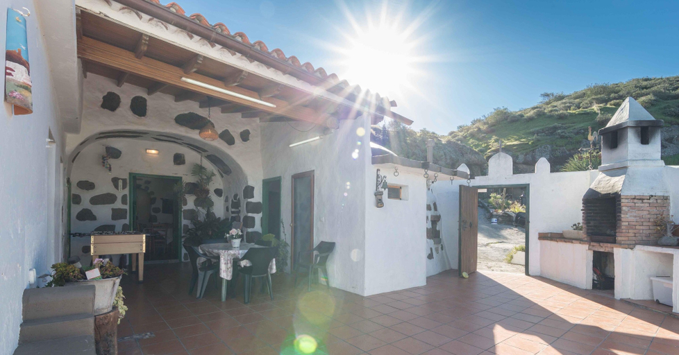 Outdoor dining, Artenara Retreat With Hot Tub, Las Palmas
