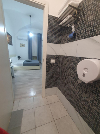 Bathroom 5, The Shelter in Rome, Rome