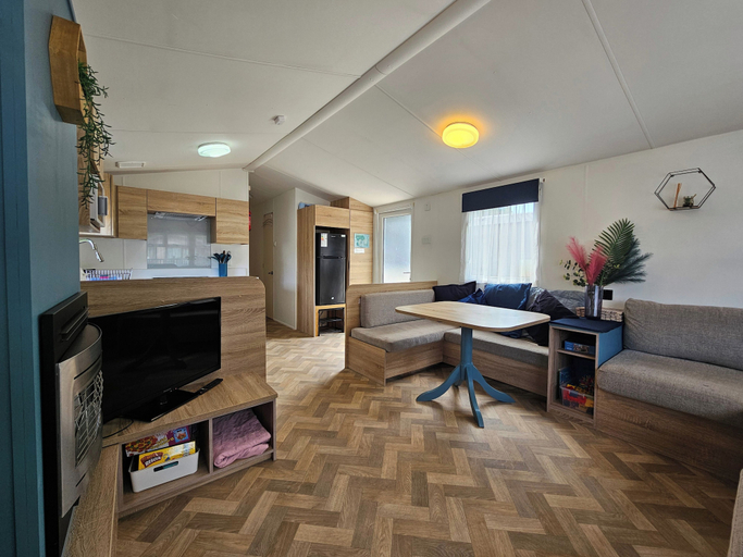 Living area 2, Cabin Sleeps 4 to 6 With Parking, Dorset