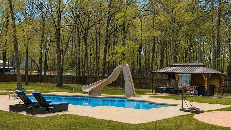 Room 3, Sleeps 16 Pool Slide Family Retreat, Montgomery