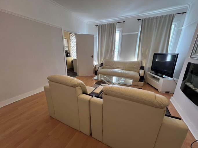 Living area 3, Apartment Sleeps 6 With Pets Welcome, London