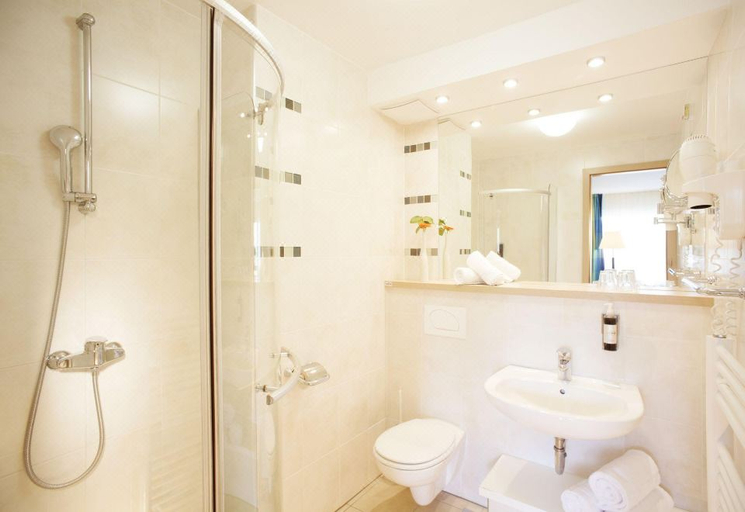 Bathroom 4, Garni Hotel Savica - Sava Hotels & Resorts, Bled
