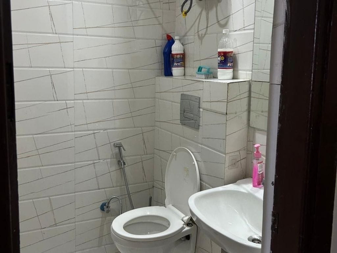 Bathroom, Cozy 1-bedroom Apartment in Zirakpur With City View, Sahibzada Ajit Singh Nagar