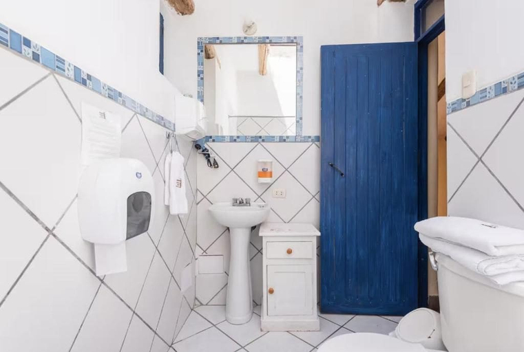 Bathroom 4, Melissa Wasi, Calca
