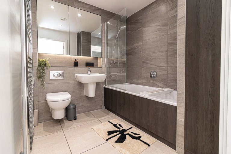 Bathroom 5, Spacious 2-bed Canal-side Apartment Sleeps 4, Manchester
