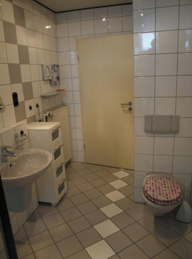 Bathroom 4, Holiday Apartment With 2 Bedrooms, Wittmund