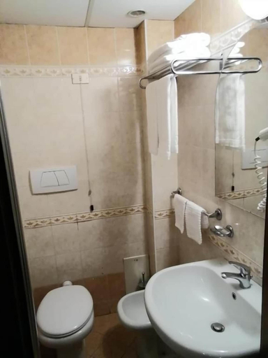 Bathroom 4, hotel de rossi, Bari
