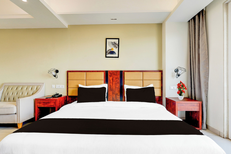 Room 2, Super Townhouse Oak Sector 39 Medanta, Gurgaon