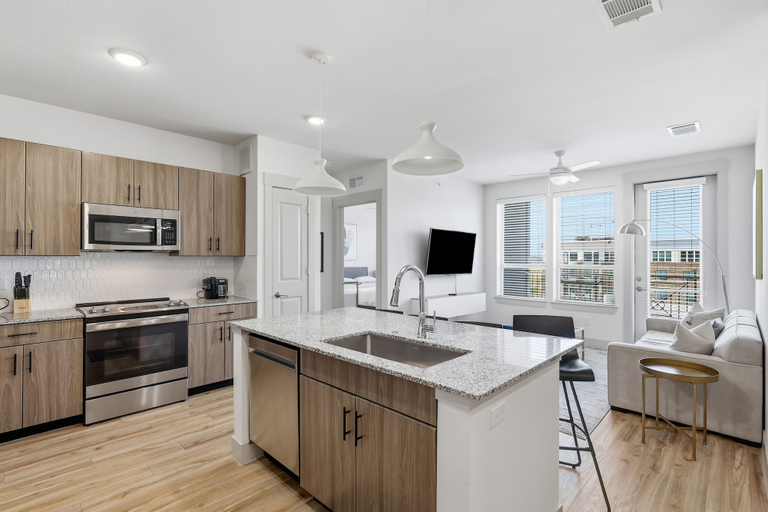 Private kitchen 4, Stylish 2BR near PGA & Universal Studios, Collin