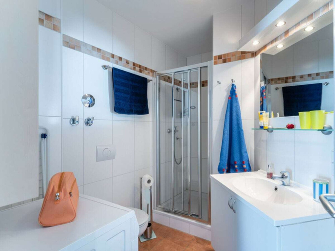 Bathroom, Holiday Apartment With 2 Bedrooms, Ostholstein