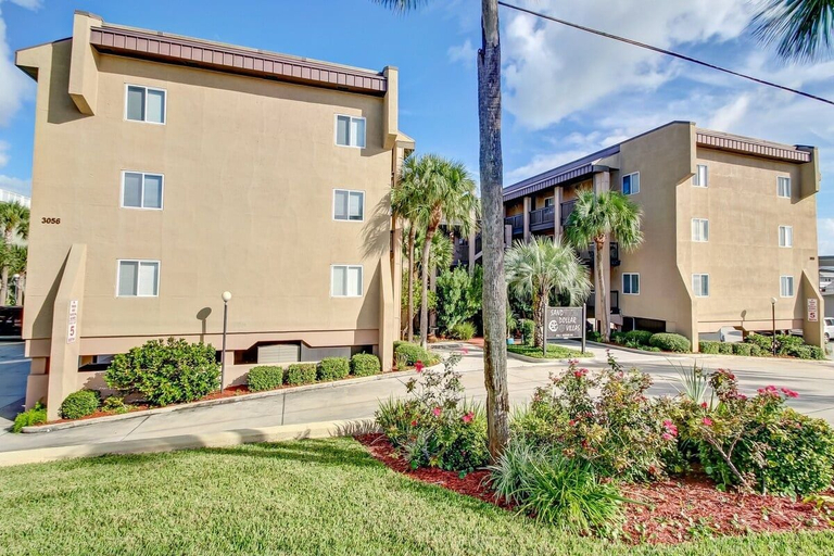 Exterior 4, Beachfront Condo Pool Sleeps 6, Nassau
