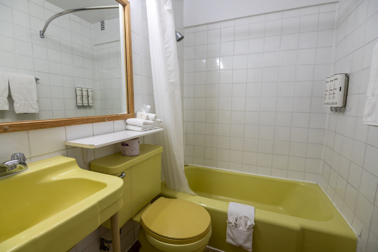 Bathroom 4, Hotel Les Mouettes, Sept-Rivières--Caniapiscau