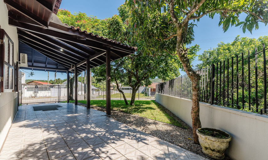 Property grounds 4, 3BR Home w/ BBQ 140m From the Beach Rae0126, Bombinhas
