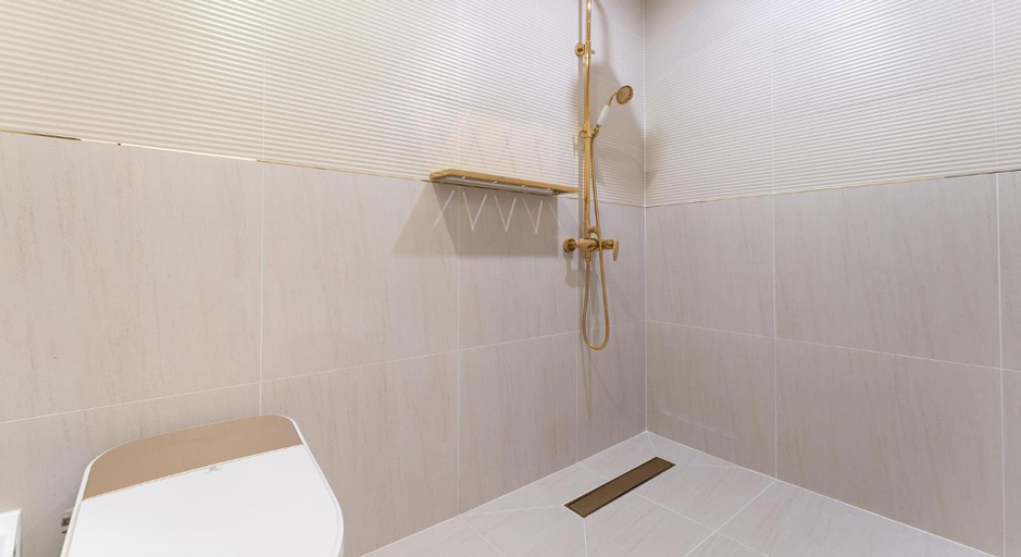 Bathroom 4, Denbasta Forest Hotel, Buk