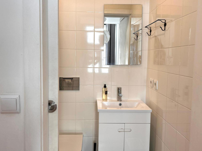 Bathroom 2, 262 baixa guesthouse, Lisbon