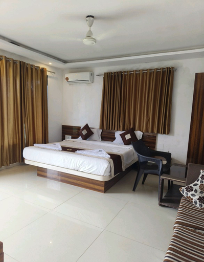 4, Varo Resort, Satara