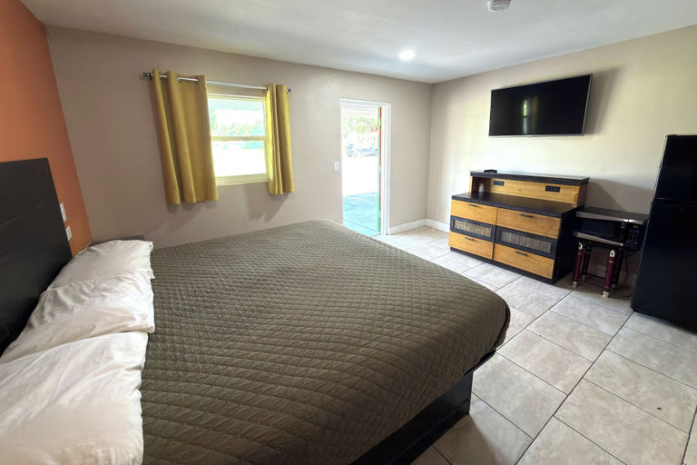 Room 2, Tiger Villa Motel Lakeland I 4, Polk