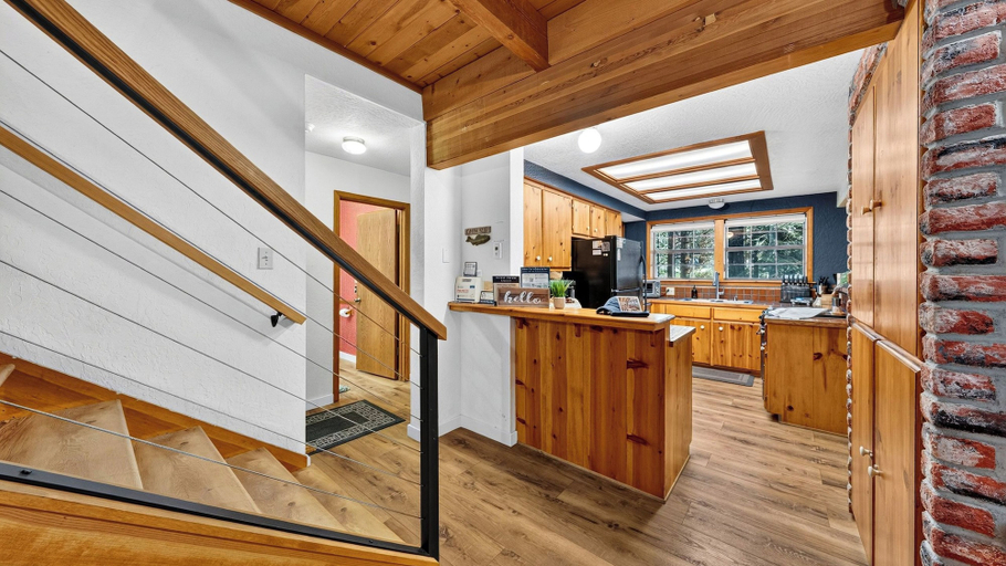 Interior 3, Pines & Peace by Avantstay Log Cabin + Wraparound Deck + Grill Mins to Ski & Lake, Nevada