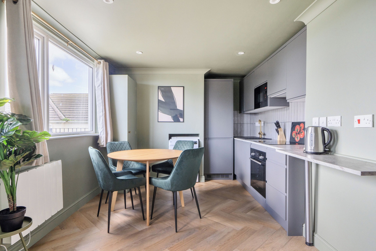 Private kitchen 5, 1 Bedroom Apartment Sleeps 2 - Pets Welcome, Cornwall