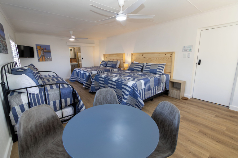 Room 3, Stilbaai Harbour Inn, Eden