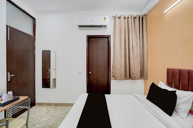 Room 4, Super Townhouse Sector 13 Gurgaon, Gurgaon