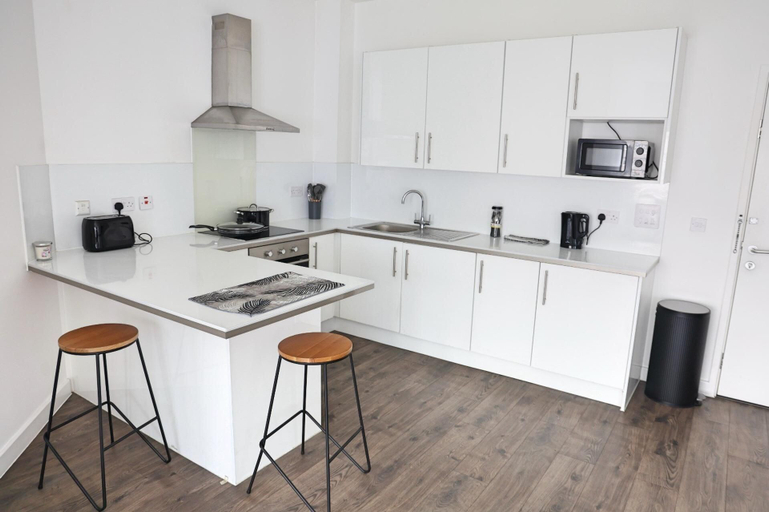 Private kitchen 5, Cozy Croydon Apartment Retreat, London
