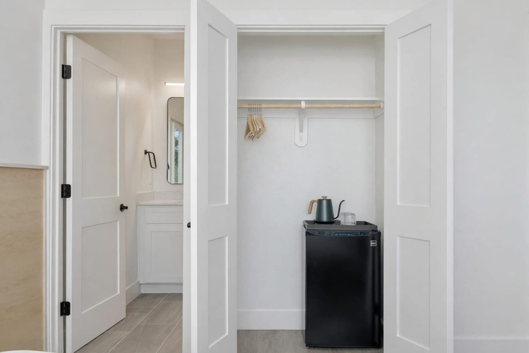 Room 2, Bishop Arts 6BD 6BA Townhouse Parking Sleeps 12, Dallas