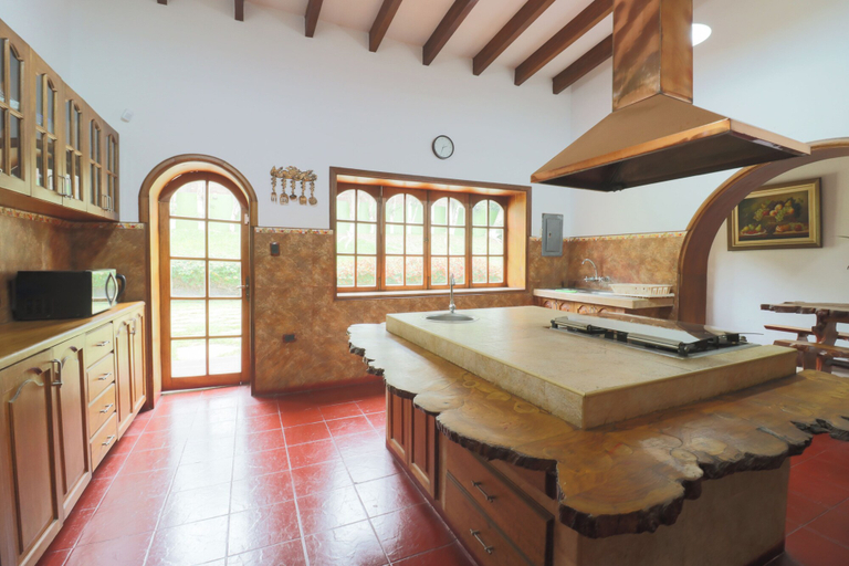 Private kitchen 4, Cozy 12BR House with Pool in Pachacamac, Lima