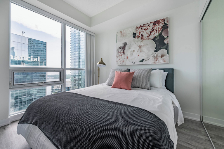 Room 2, Haven Suites l 2 and 3 Bedroom Suites, Toronto