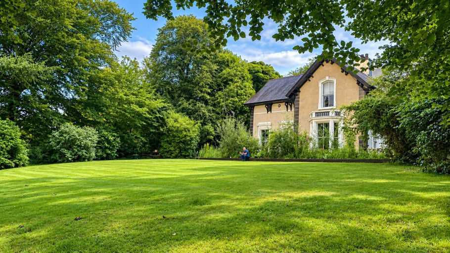 Primary image, Victorian Apt, Sleeps 2-4 With Private Garden, Derry and Strabane