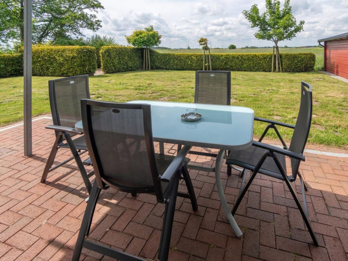 Outdoor dining 4, Holiday Apartment With 2 Bedrooms, Wittmund