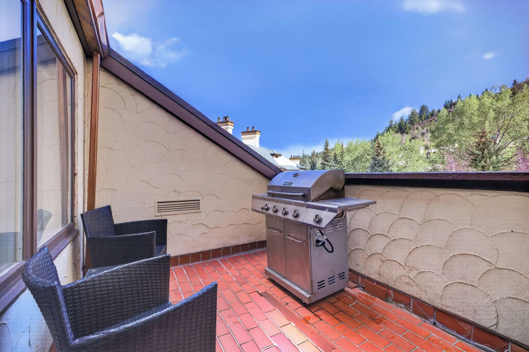 BBQ/picnic area, Charter Ski In Ski Out 2BR, Eagle