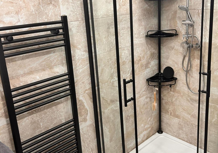 Bathroom 3, Pottery District 1-bed Apt, Sleeps 3 & Wifi, Stoke-on-Trent