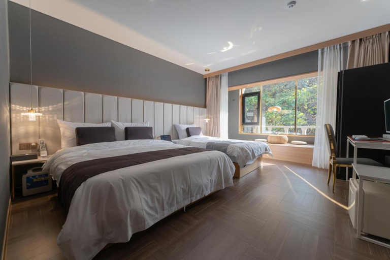 Bedroom 3, Denbasta Forest Hotel, Buk
