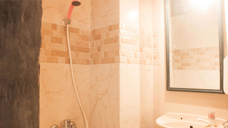 Bathroom 4, nDalem Joglo Krawitan Syariah, Sleman