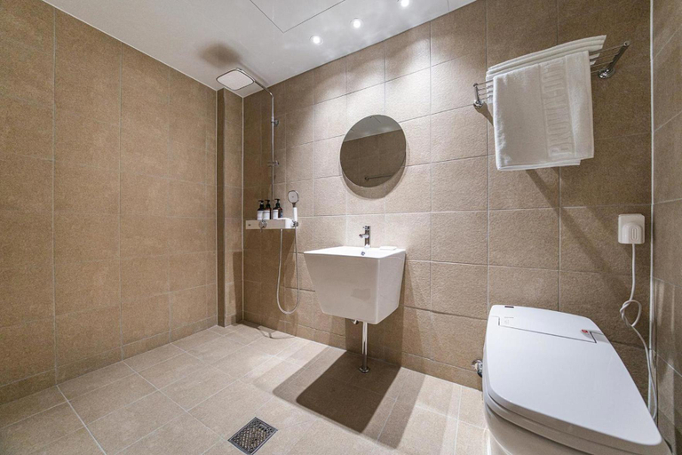Bathroom 3, Incheon (Eulwang-ri) Brown Dot, Jung