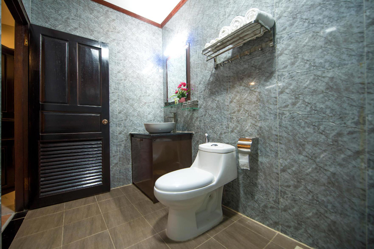 Bathroom 4, Premier Vang Vieng Hotel, Vangvieng