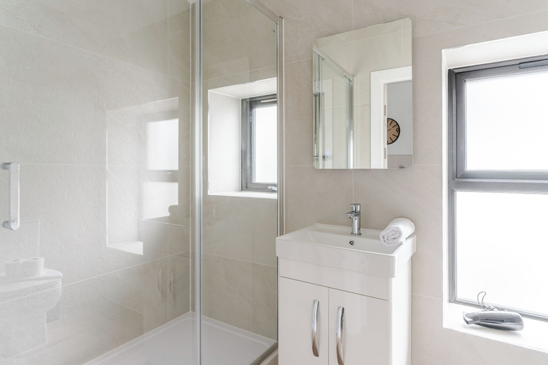 Bathroom 4, Apartment 3, Cardiff