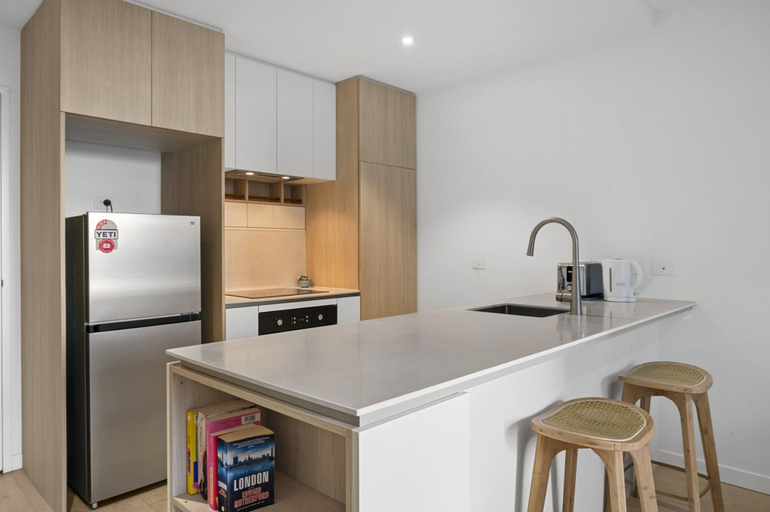 Private kitchen 4, Stylish 1-bed Apartment With Gym & Pool, Melbourne