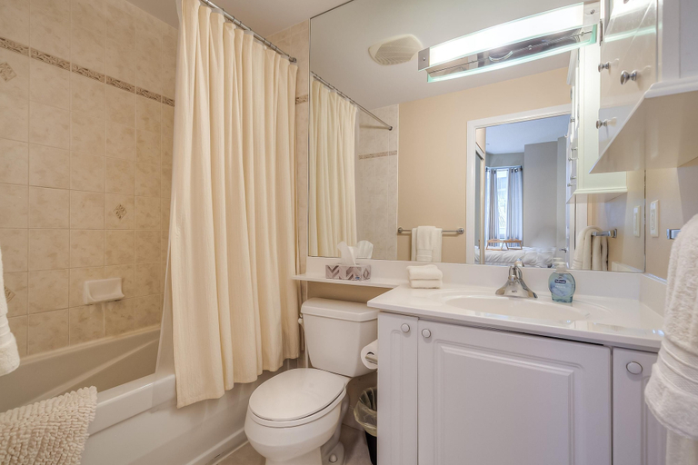 Bathroom 3, Ivy Hall Hotel & Suites, Toronto