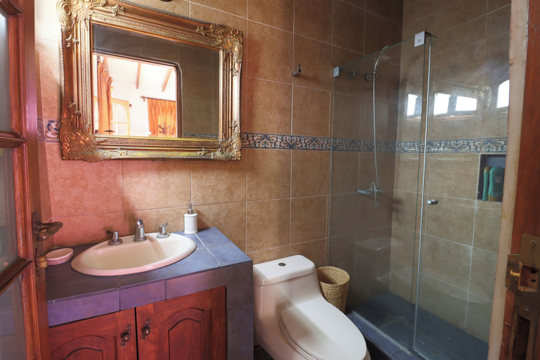 Bathroom 2, Cozy 12BR House with Pool in Pachacamac, Lima