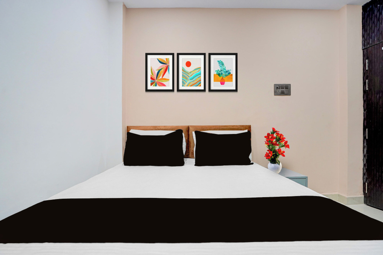 Room 4, Townhouse Vishwavidyalaya Metro Station, Kanpur Nagar