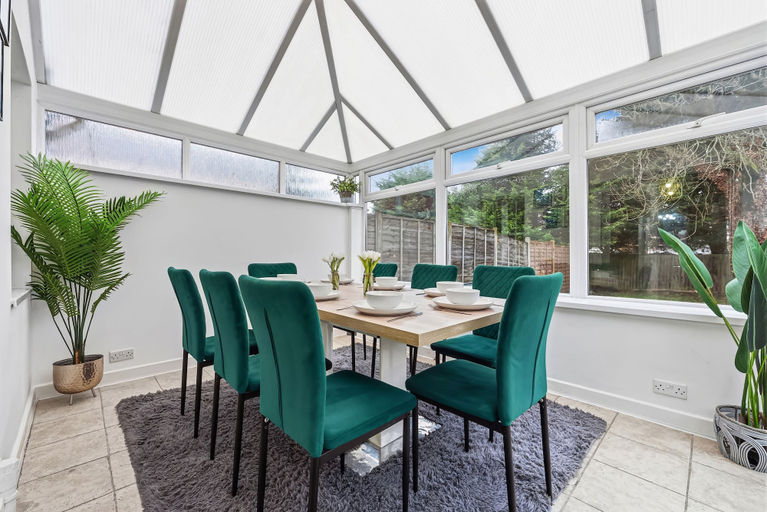 Dining 4, House Sleeps 9 With Enclosed Garden, Solihull
