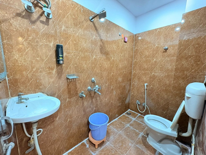 Bathroom 5, Shivala grand guest House Varanasi, Varanasi