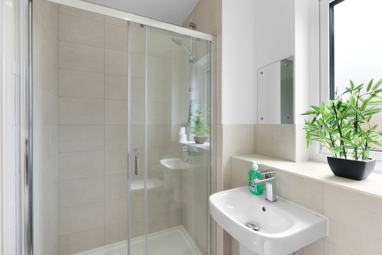 Bathroom 3, Grand 6 Bed Group House in Garden, Central Bedfordshire