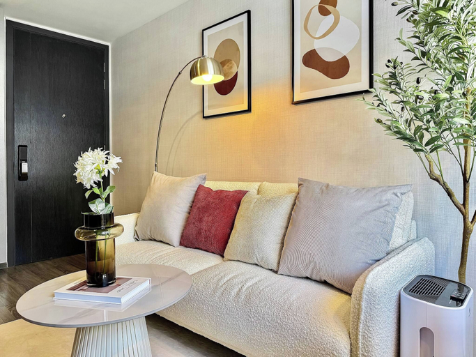 Living area 4, Serene 1-bedroom Apartment With Pool & Gym in Khlong Toei, Khlong Toey