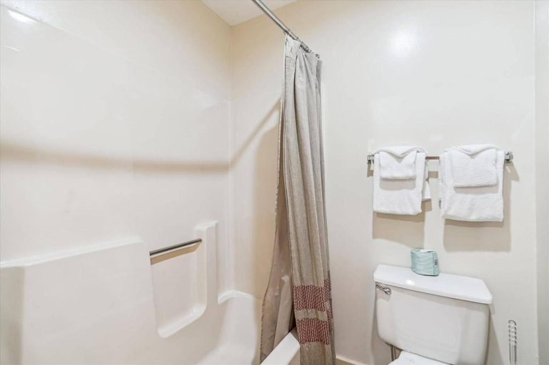 Bathroom 3, Cedarbrook Junior Suite 11517, Windsor