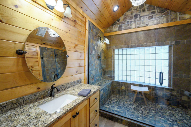 Bathroom 3, Castaway Lodge - Spacious Cabin With Private Rooms, McCurtain