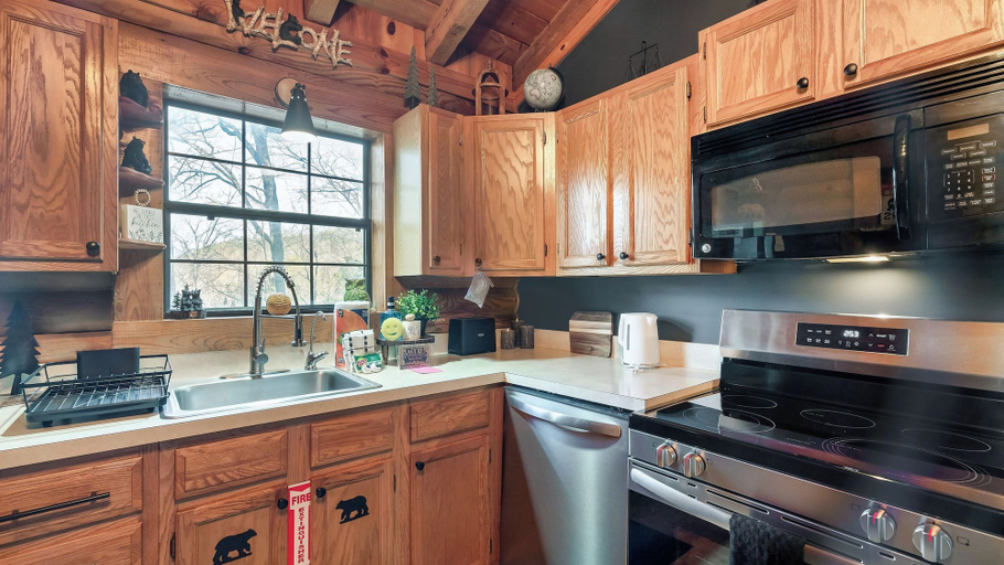 Private kitchen 2, Happy Trails by Avantstay Wraparound Deck + Hot Tub Near Dollywood + Pigeon Forge, Sevier