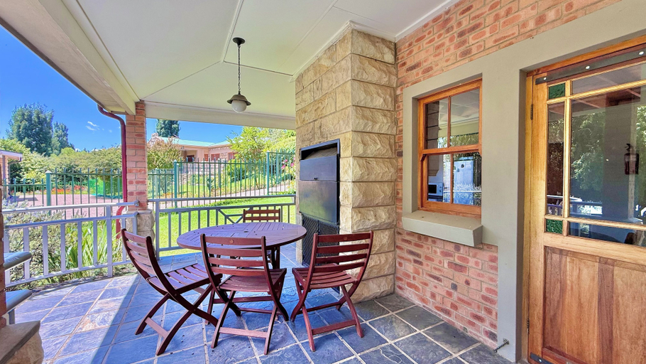 Outdoor dining 5, The Eyrie Guesthouse, Thabo Mofutsanyane